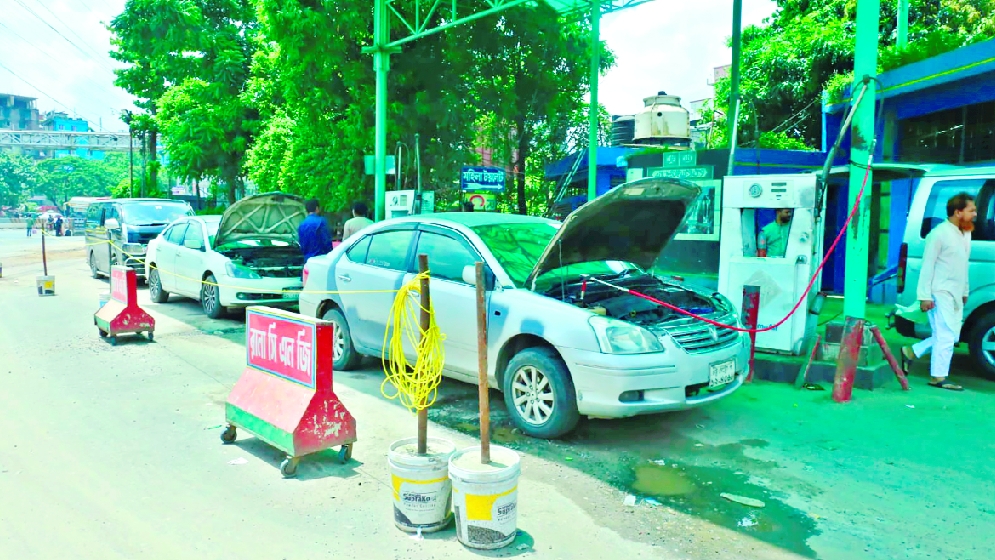 গ্যাসের সংকট কাটেনি থমকে আছে জনজীবন