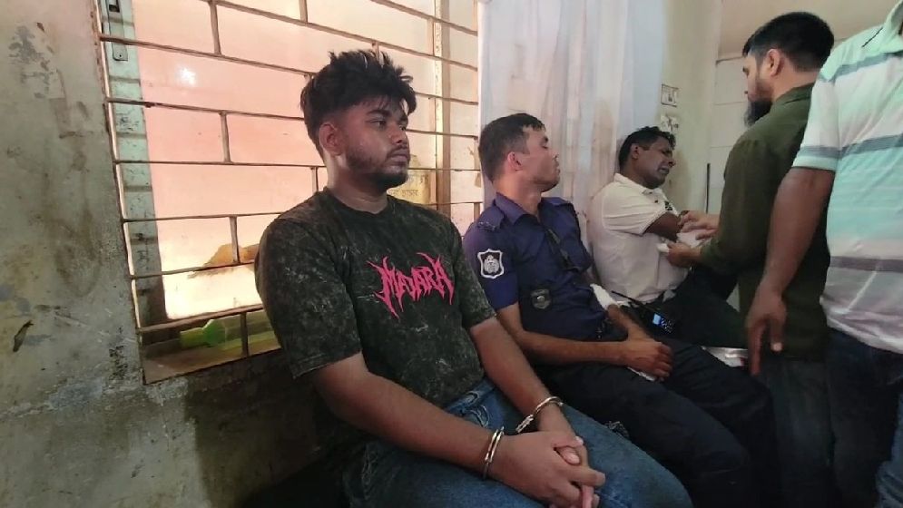 পুলিশ-মাদক কারবারিদের গোলাগুলি, আহত ৪