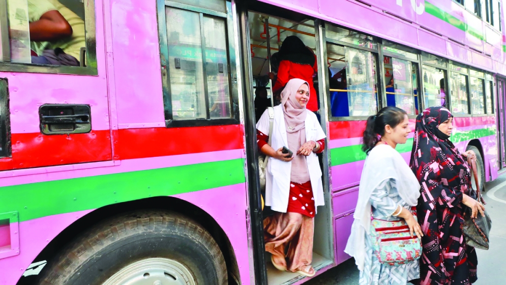 চালুর পরদিনই  গোলাপি বাস যাত্রীহীন