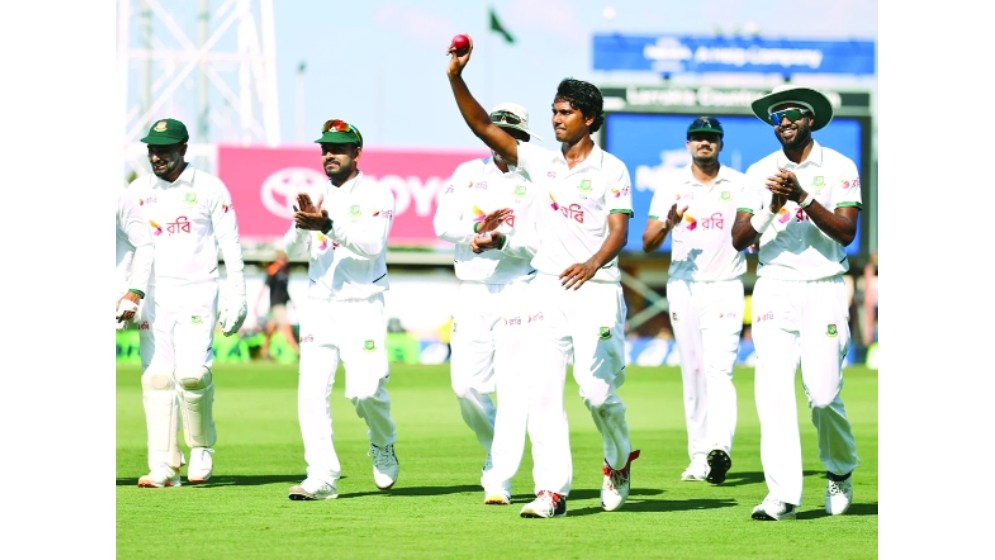 অস্ট্রেলিয়াকে ১৯৮ রানেই অলআউট