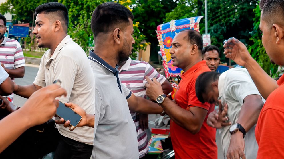 প্রকাশ্যে পুলিশকে মারধর করে ভিডিও ধারণ, অতঃপর
