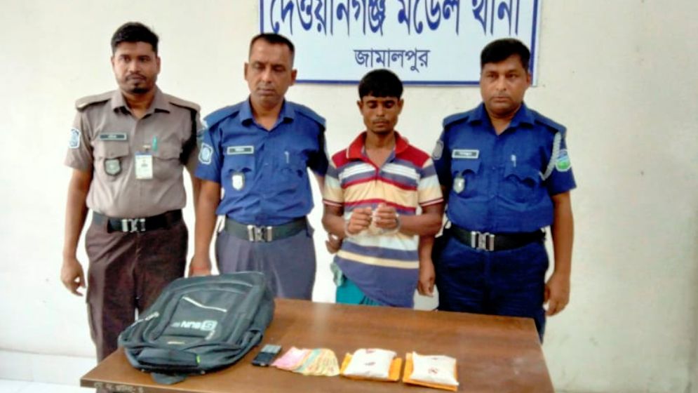 বিপুল হেরোইনসহ আটক ১