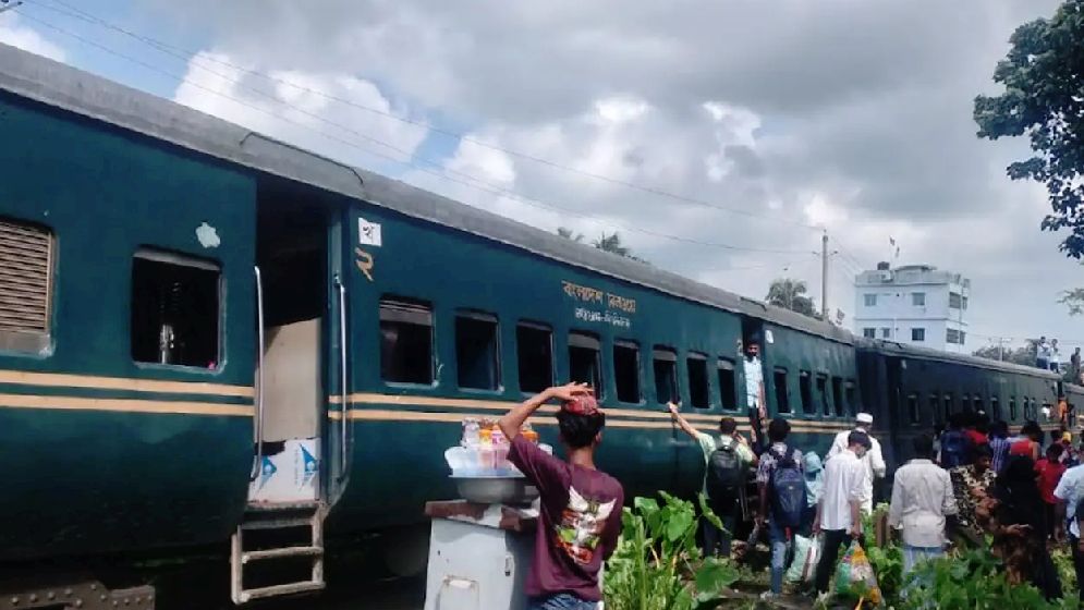 ট্রেনের ৪ বগি লাইনচ্যুত, ঢাকা-ময়মনসিংহ রুট বন্ধ