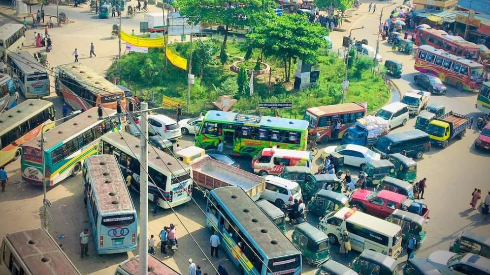 ঢাকার সড়কে নৈরাজ্য, দেখার যেন কেউ নেই