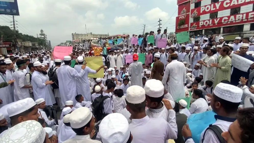 ঢাকা-ময়মনসিংহ মহাসড়ক অবরোধ করে শিক্ষার্থীদের বিক্ষোভ  