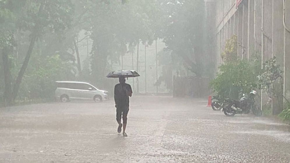সাতসকালে রাজধানীতে মুষলধারে বৃষ্টি