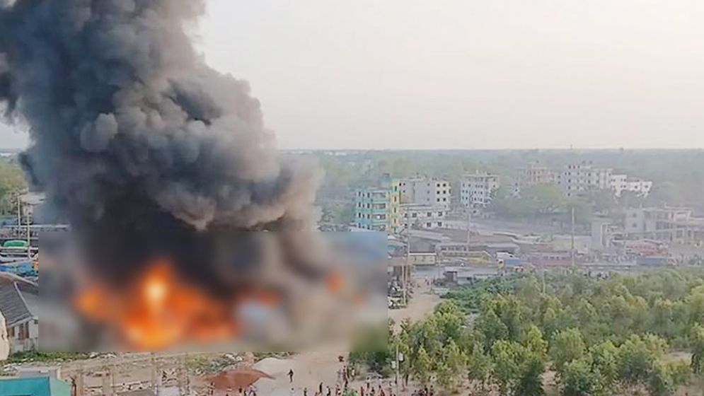 গাজীপুরে ঝুট গুদামে ভয়াবহ অগ্নিকাণ্ড, নিয়ন্ত্রণে পাঁচ ইউনিট