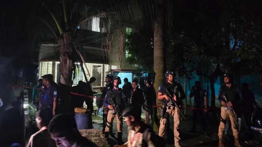 সাভারে ঘিরে ফেলা সেই বাড়িতে যা পেল আইনশৃঙ্খলা বাহিনী
