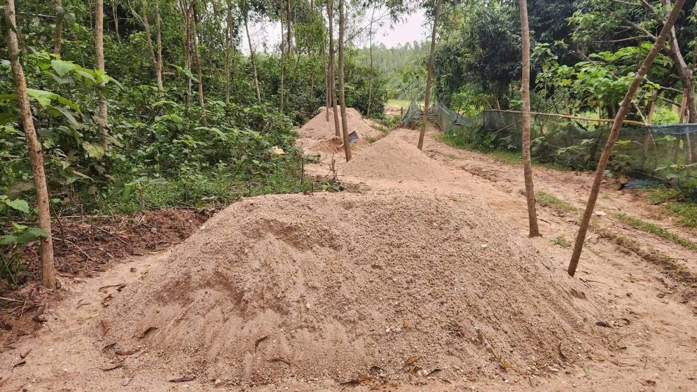 অভিযানের পরও থামছে না বালু-পাথর লুট