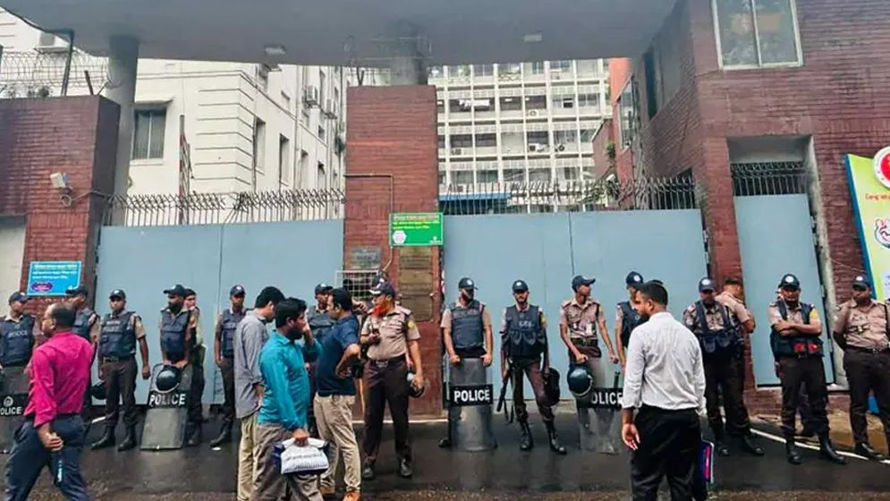 সচিবালয়ের সামনে অতিরিক্ত পুলিশ মোতায়েন