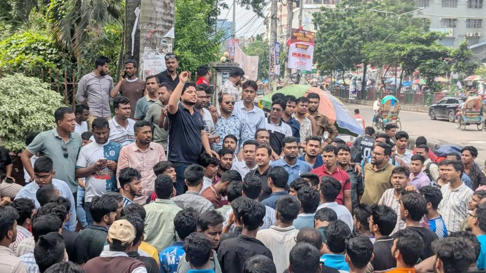 ঢাকা কলেজে শিবিরের ওপর ছাত্রদলের হামলা, আহত ২০