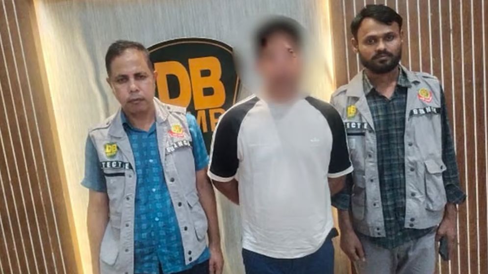 বিদেশে পালানোর সময় বিমানবন্দরে বড় সাজ্জাদের সহযোগী গ্রেপ্তার
