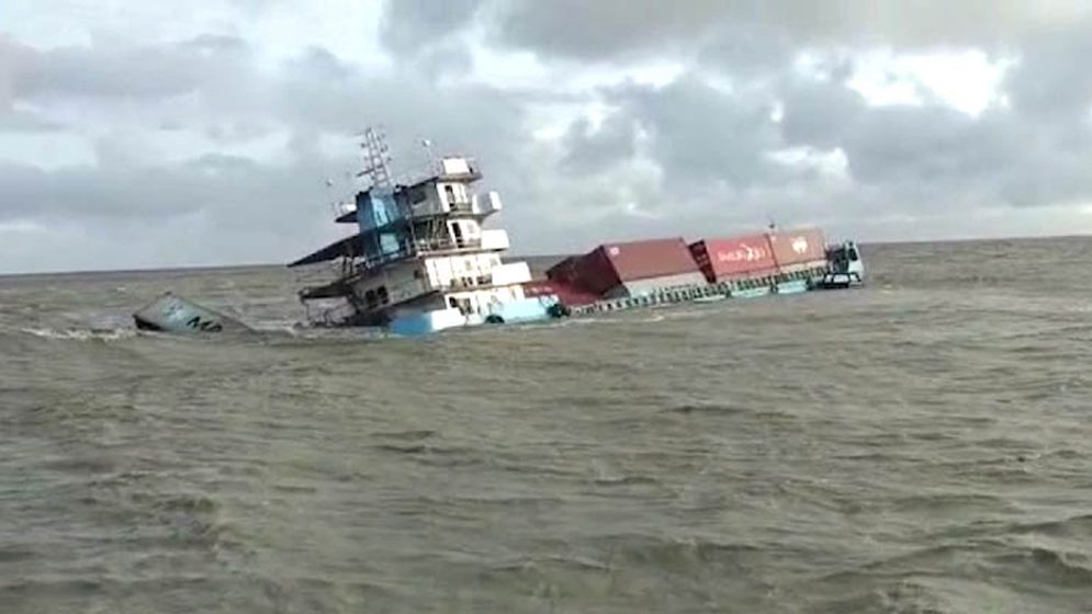 ভারতের উপকূলে বাংলাদেশীসহ ২৪ নাবিক নিয়ে জাহাজডুবি