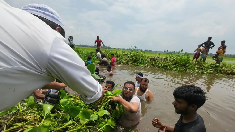 গলা পানিতে নেমে খাল পরিষ্কার করলেন ১১-দলীয় জোটের এমপি