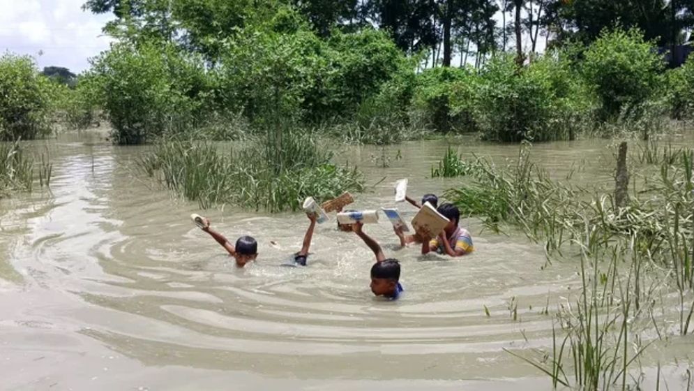 স্কুলে যেতে পাঁচ খাল সাঁতরাতে হয় শিক্ষার্থীদের