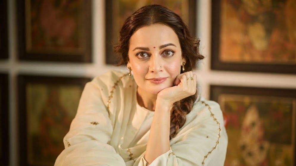 শত পুরুষের সামনে পোশাক খুললেন অভিনেত্রী
