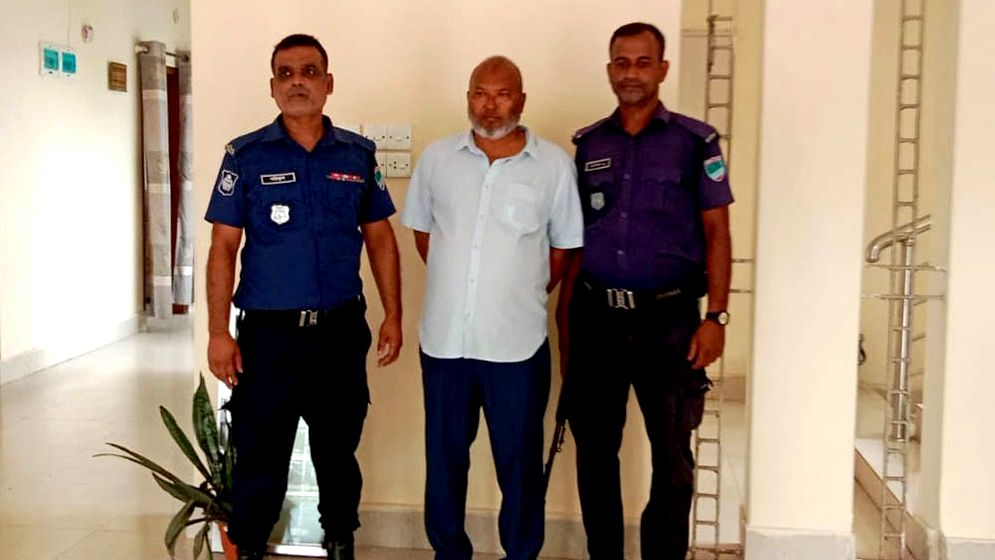 ভারতে যাওয়ার পথে ইমিগ্রেশনে আটক বহিষ্কৃত কৃষক লীগ নেতা