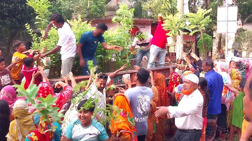 চারা নিতে ভিড়, পরিবেশ রক্ষার বার্তা দিলেন মেয়রপ্রার্থী সালাউদ্দিন