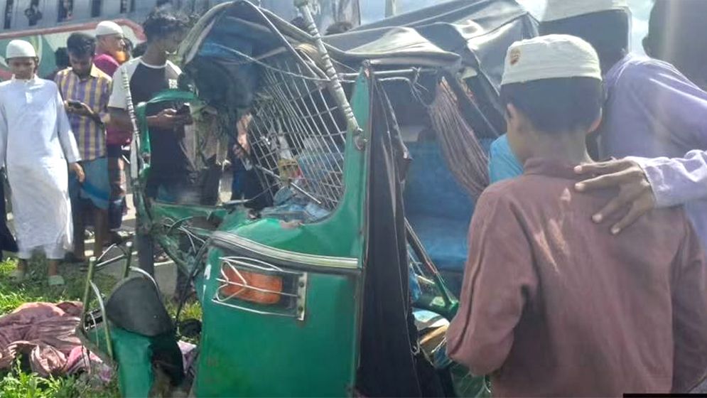 কিশোরগঞ্জে সিএনজি-কাভার্ড ভ্যান সংঘর্ষে নিহত ৩