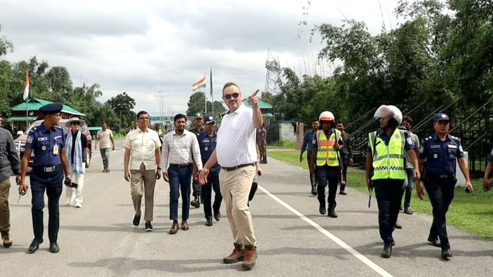 বাংলাবান্ধা স্থলবন্দর পরিদর্শন করলেন মার্কিন রাষ্ট্রদূত