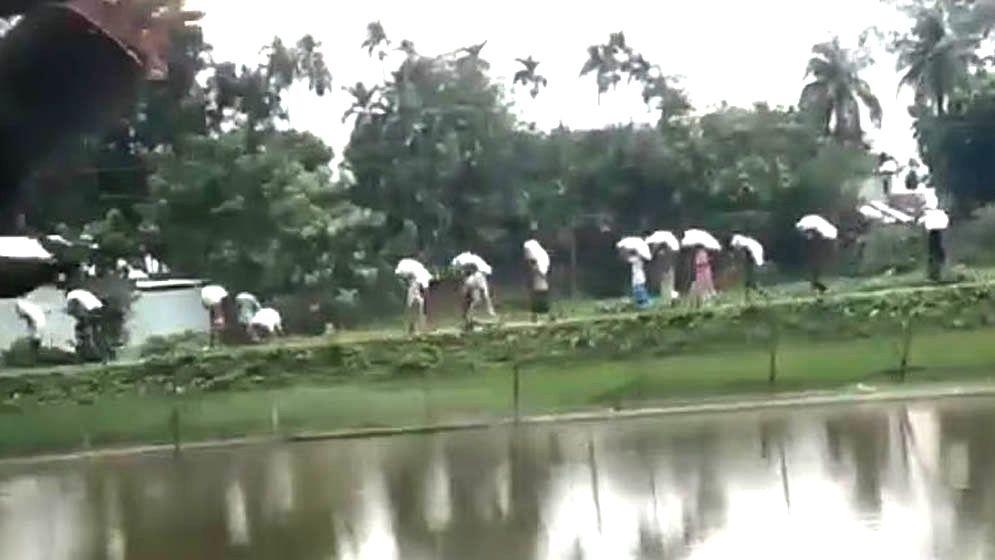 সার না পেয়ে গুদামের দরজা ভেঙে ১০ হাজার কেজি সার নিয়ে গেল কৃষক