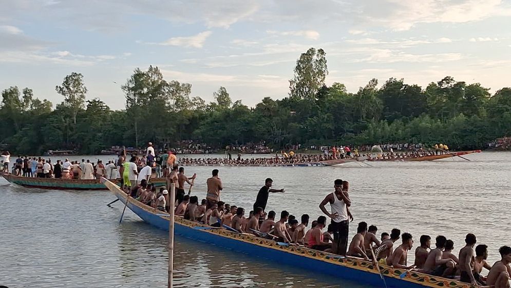 ঐতিহ্যবাহী নৌকা বাইচ দেখতে ফুলজোড়ের দুই পাড়ে জনস্রোত