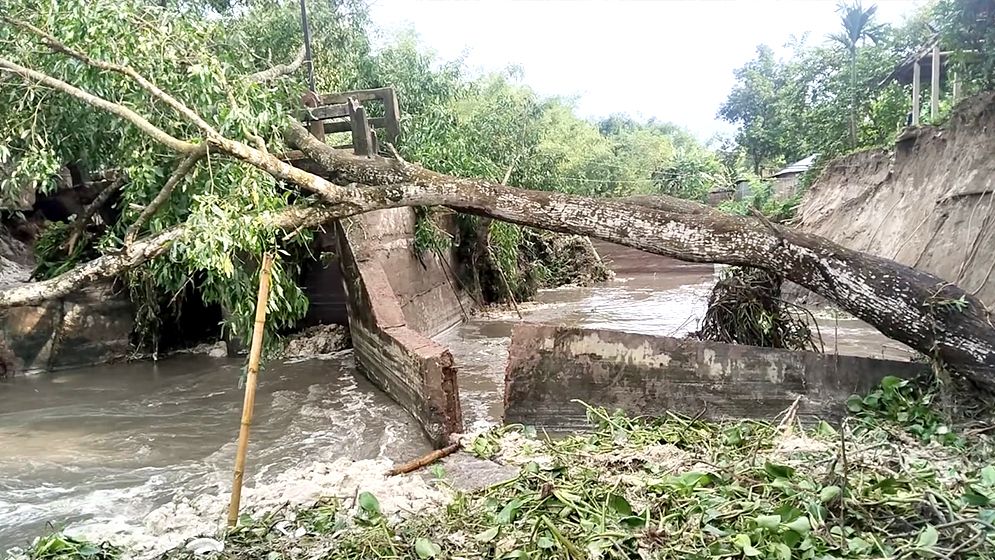 ধসে গেছে স্লুইসগেট, হুমকিতে কৃষিজমি ও শতাধিক পরিবার