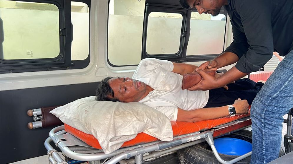 ঘুষ না দেওয়ায় ঠিকাদারের হাত ভেঙে দেওয়ার অভিযোগ পৌর কর্মকর্তার বিরুদ্ধে