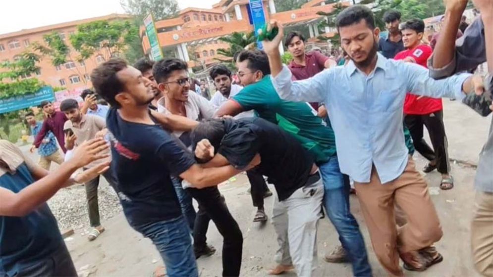 অধ্যক্ষের কক্ষে ছাত্রদল-শিবির সংঘর্ষ, উত্তপ্ত ক্যাম্পাস