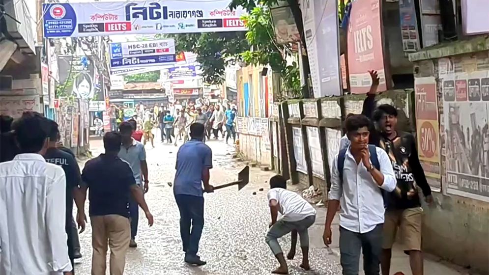 বক্তব্য দেওয়া নিয়ে ছাত্রদল-শিবির সংঘর্ষ, ধাওয়া-পাল্টা ধাওয়া