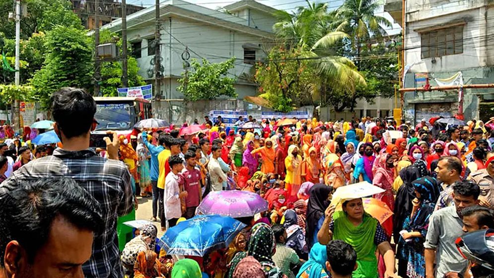 বকেয়া বেতনের দাবিতে পোশাক শ্রমিকদের সড়ক অবরোধ 