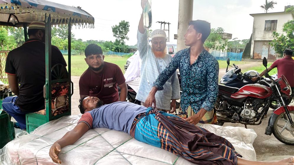 সমুদ্র থেকে তীরে ফেরার পথে ডাকাতদের হামলা, মাছ ও মালামাল লুট