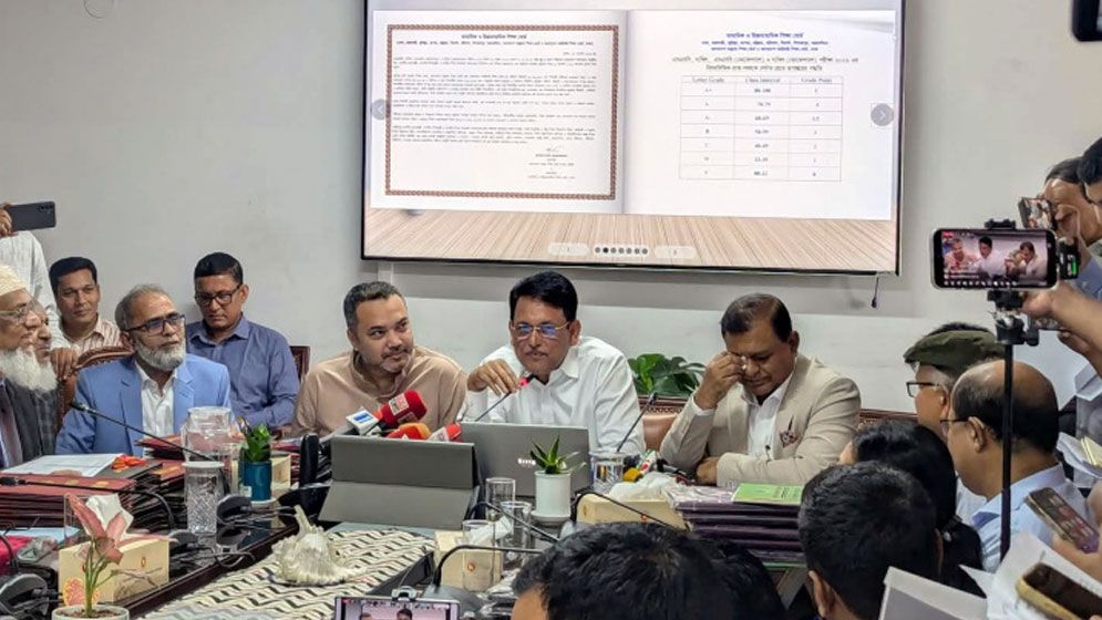 মন খুলে গান গাওয়া যায়, নম্বর দেওয়া যায় না: শিক্ষামন্ত্রী   