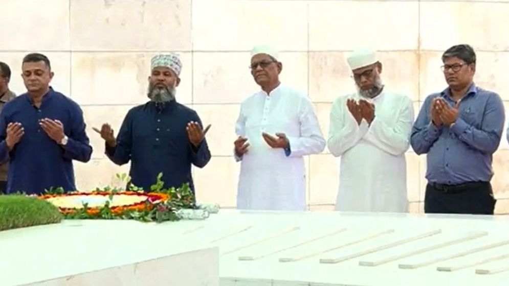 শপথের আগে জিয়াউর রহমান ও খালেদা জিয়ার কবরে রাষ্ট্রপতির শ্রদ্ধা