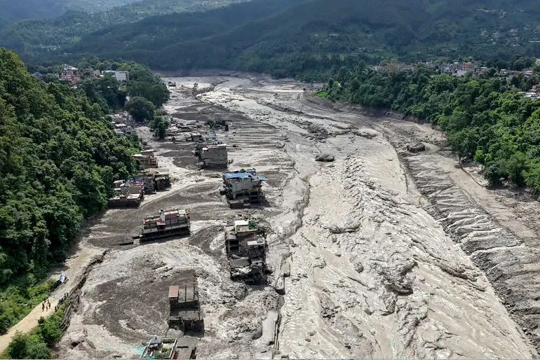 বন্যায় বিপর্যস্ত নেপাল, ছবিতে ভয়াবহ দৃশ্য