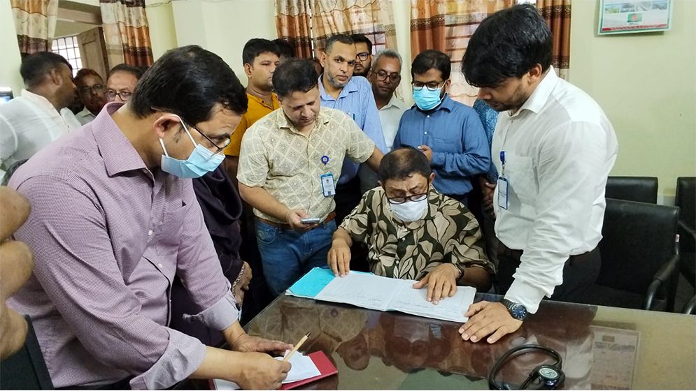 হঠাৎ স্বাস্থ্য কমপ্লেক্স পরিদর্শনে স্বাস্থ্যমন্ত্রী, ৩ নার্সের তাৎক্ষণিক বদলি