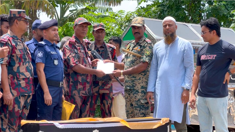 নিহত বাংলাদেশি নাগরিকের মরদেহ পরিবারের কাছে হস্তান্তর 