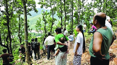 নেপাল-চীন সীমান্তে নতুন হ্রদের পানি উপচে পড়ছে