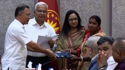 বৃষ্টির দিনে চা শ্রমিকদের স্বস্তি, রেইনকোট দিচ্ছে সরকার