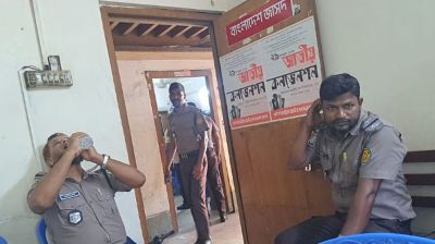 জাসদ কার্যালয়ে পুলিশের অবস্থান