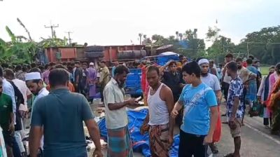 পিকআপ-ট্রাকের মুখোমুখি সংঘর্ষে নারীসহ নিহত ৪