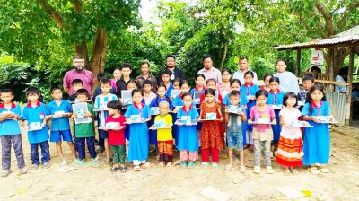 পাহাড়ে সুবিধাবঞ্চিত ৩৯৭  শিক্ষার্থীদের হাতে পৌঁছাল চক-স্লেট