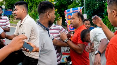 প্রকাশ্যে পুলিশকে মারধর করে ভিডিও ধারণ, অতঃপর