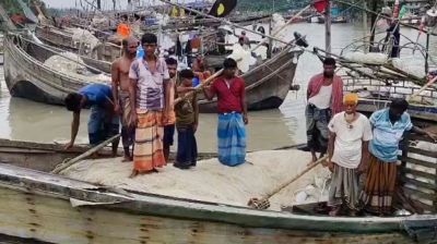 সাগরে জলদস্যুর হামলায় ১২ জেলে আহত