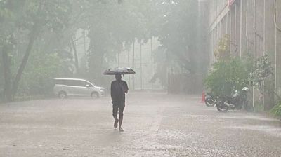 সাতসকালে রাজধানীতে মুষলধারে বৃষ্টি