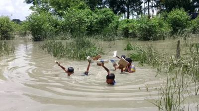 স্কুলে যেতে পাঁচ খাল সাঁতরাতে হয় শিক্ষার্থীদের