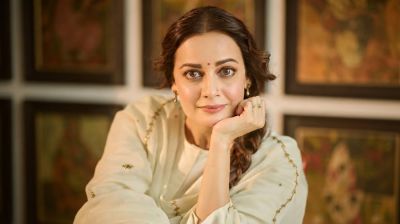 শত পুরুষের সামনে পোশাক খুললেন অভিনেত্রী