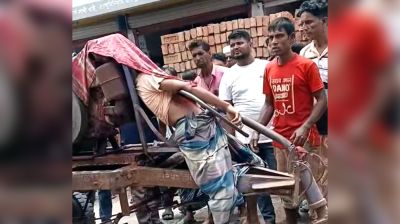 নড়াইলে দাঁড়িয়ে থাকা ট্রাকে ট্রলির ধাক্কায় চালক নিহত