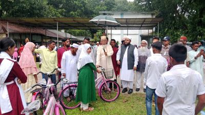 দরিদ্র ও মেধাবী শিক্ষার্থীরা পেল বাইসাইকেল
