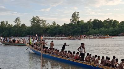 ঐতিহ্যবাহী নৌকা বাইচ দেখতে ফুলজোড়ের দুই পাড়ে জনস্রোত